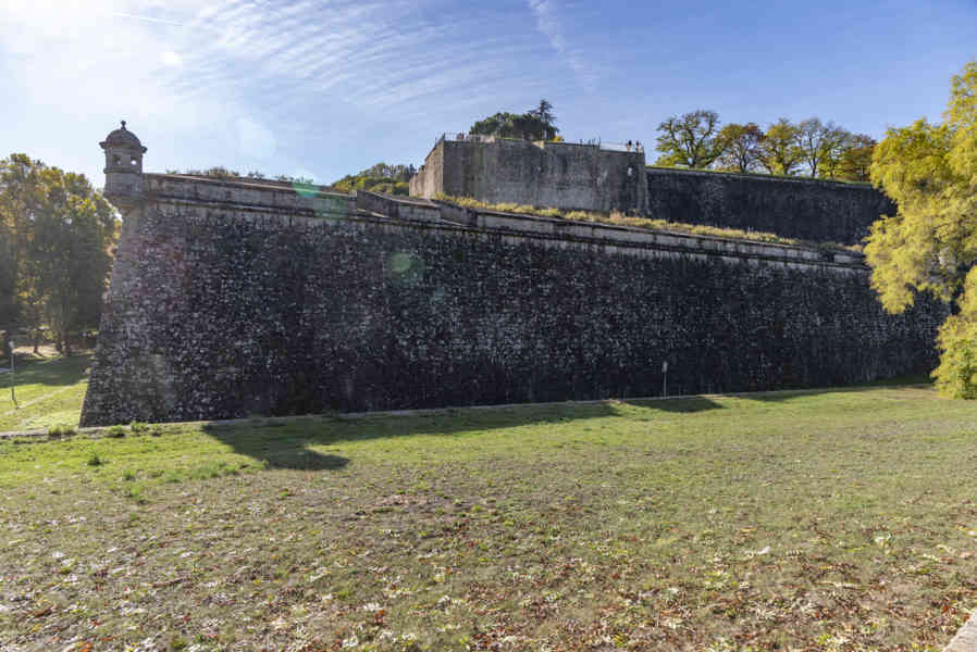 Pamplona 054 - murallas - baluarte bajo de Nuestra Señora de Guadalupe.jpg